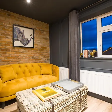 The At Castle Apartment *